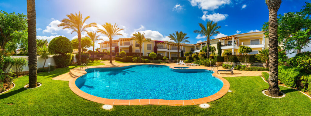 Großer Garten mit Pool, Whirlpool, Sitz Lounge und Palmen bei Sonnenschein