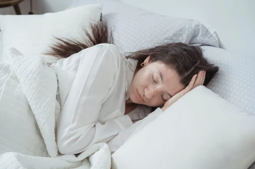 Frau schläft in einem bequemen Bett