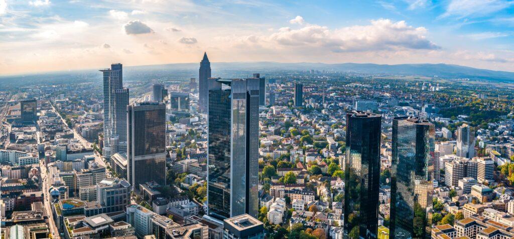 Panoramablick auf die Frankfurter Skyline