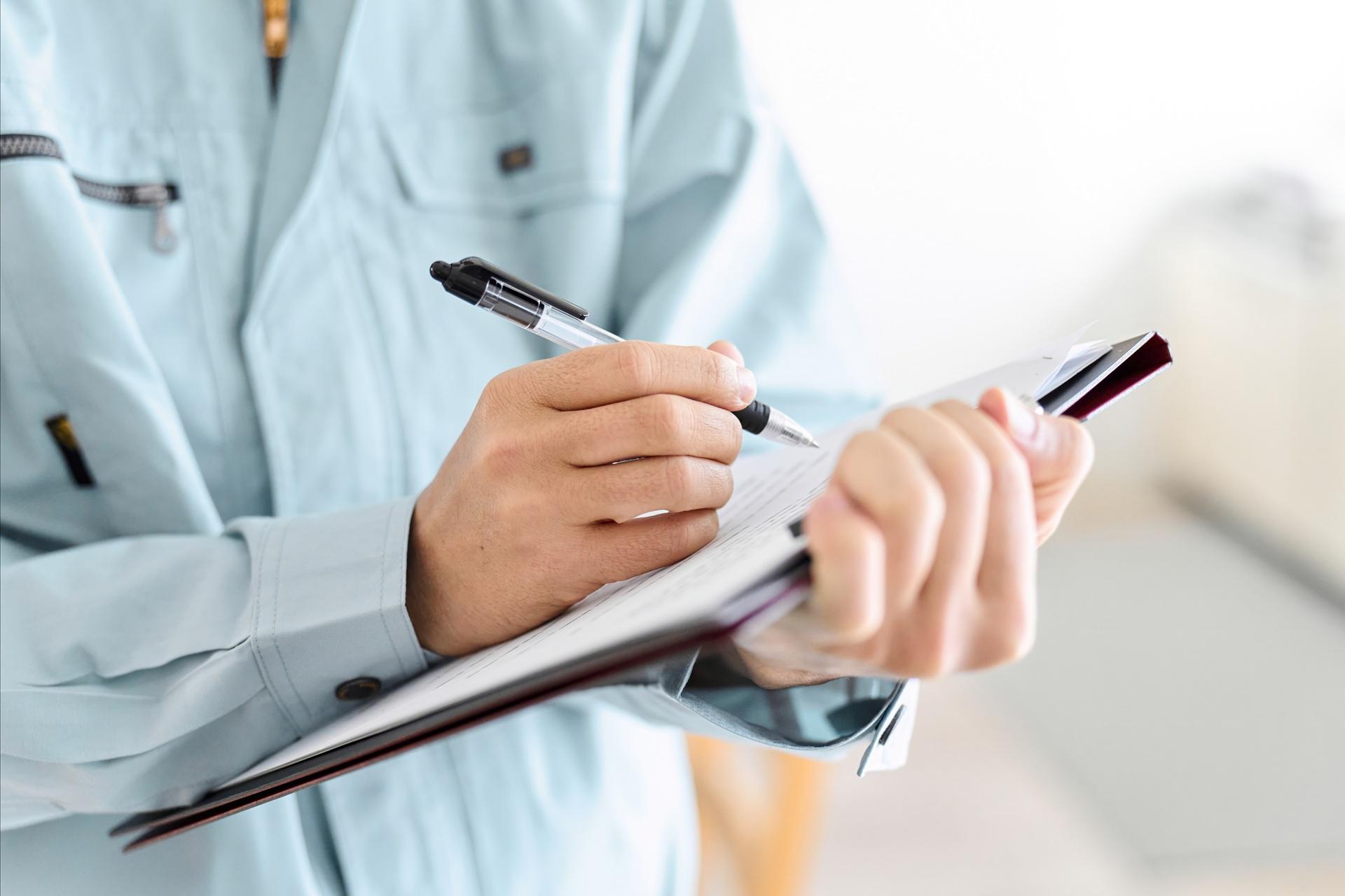 Fachkraft für Arbeitssicherheit bei Betriebsbegehung