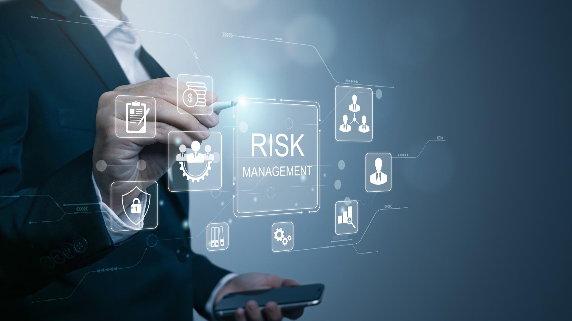 Fachkraft für Arbeitssicherheit mit digitalem Risikomanagement

