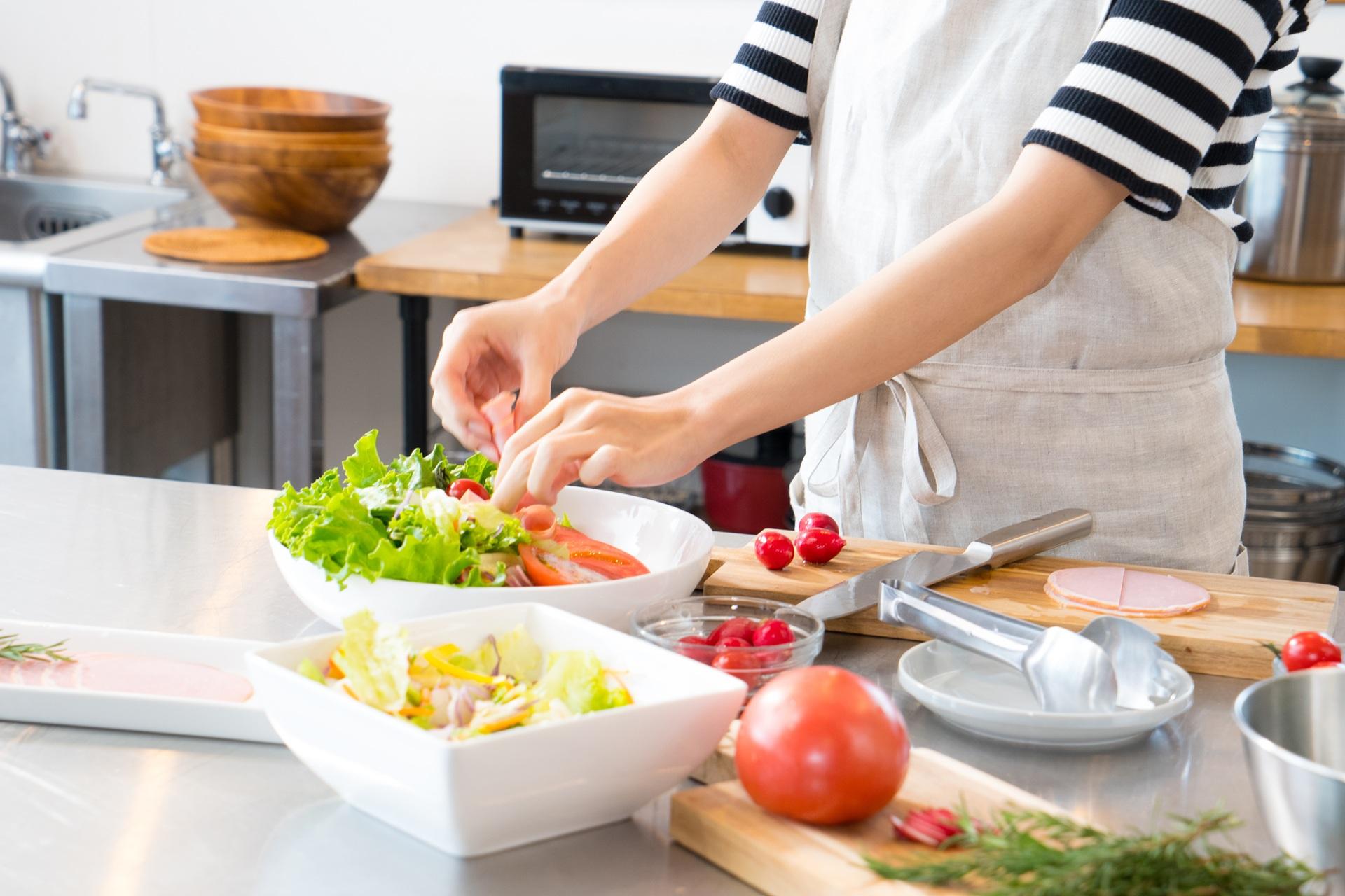 Frischer Salat aus selbst gezogenem Gemüse