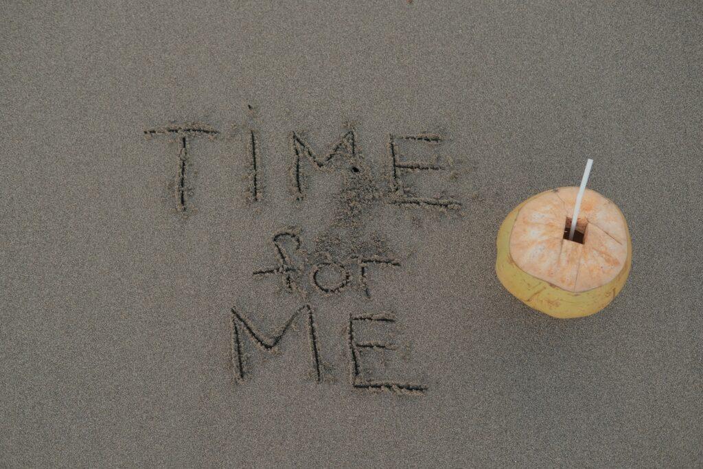 Schriftzug im Sand mit Kokosnussgetränk | Berlin Escort