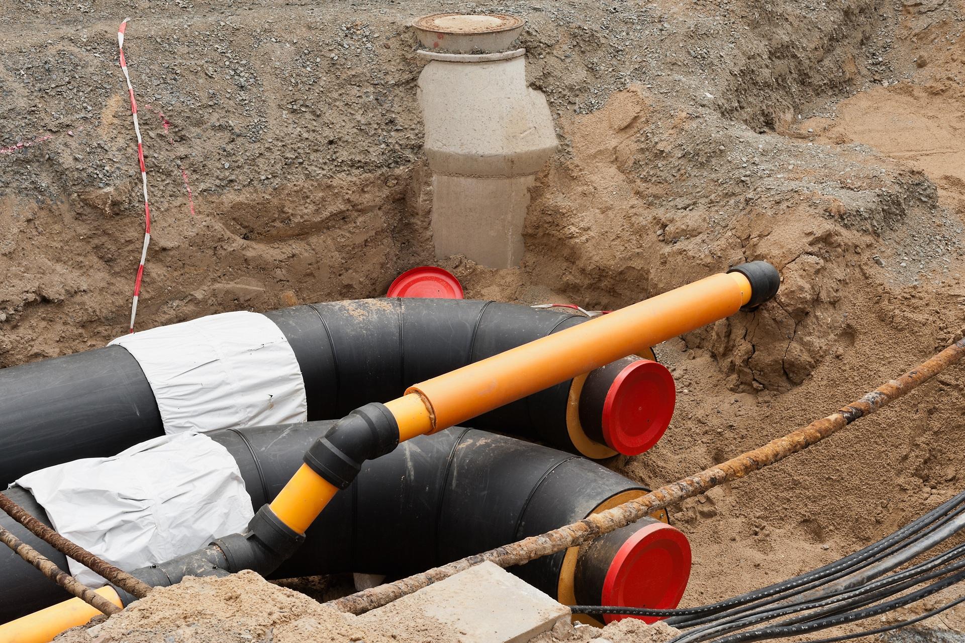Verlegte Kunststoffrohre auf Baustelle | Kanalsanierung

