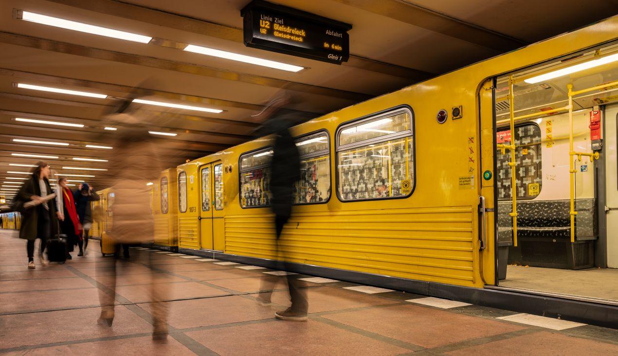 Klassenfahrt Berlin: Schülerinnen und Schüler steigen in die U2 der Berliner U-Bahn am Bahnsteig ein