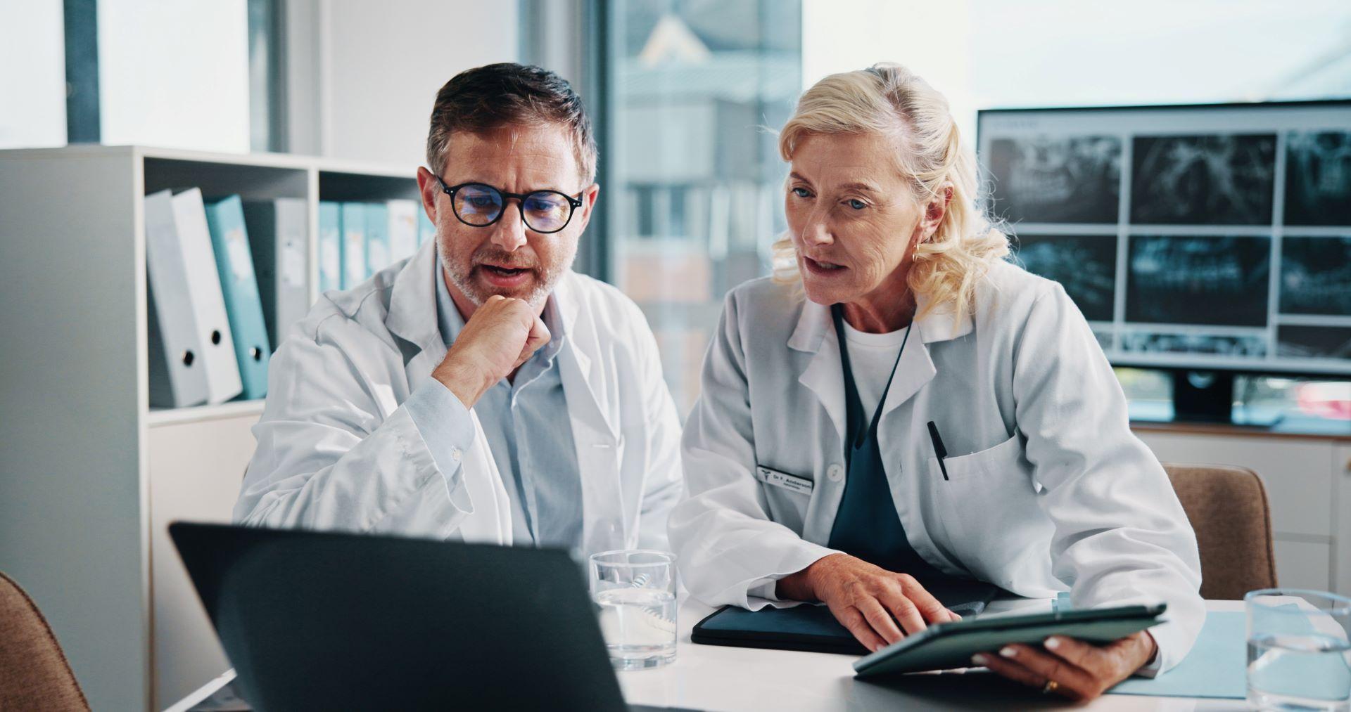 Zwei Ärzte analysieren medizinische Daten am Bildschirm