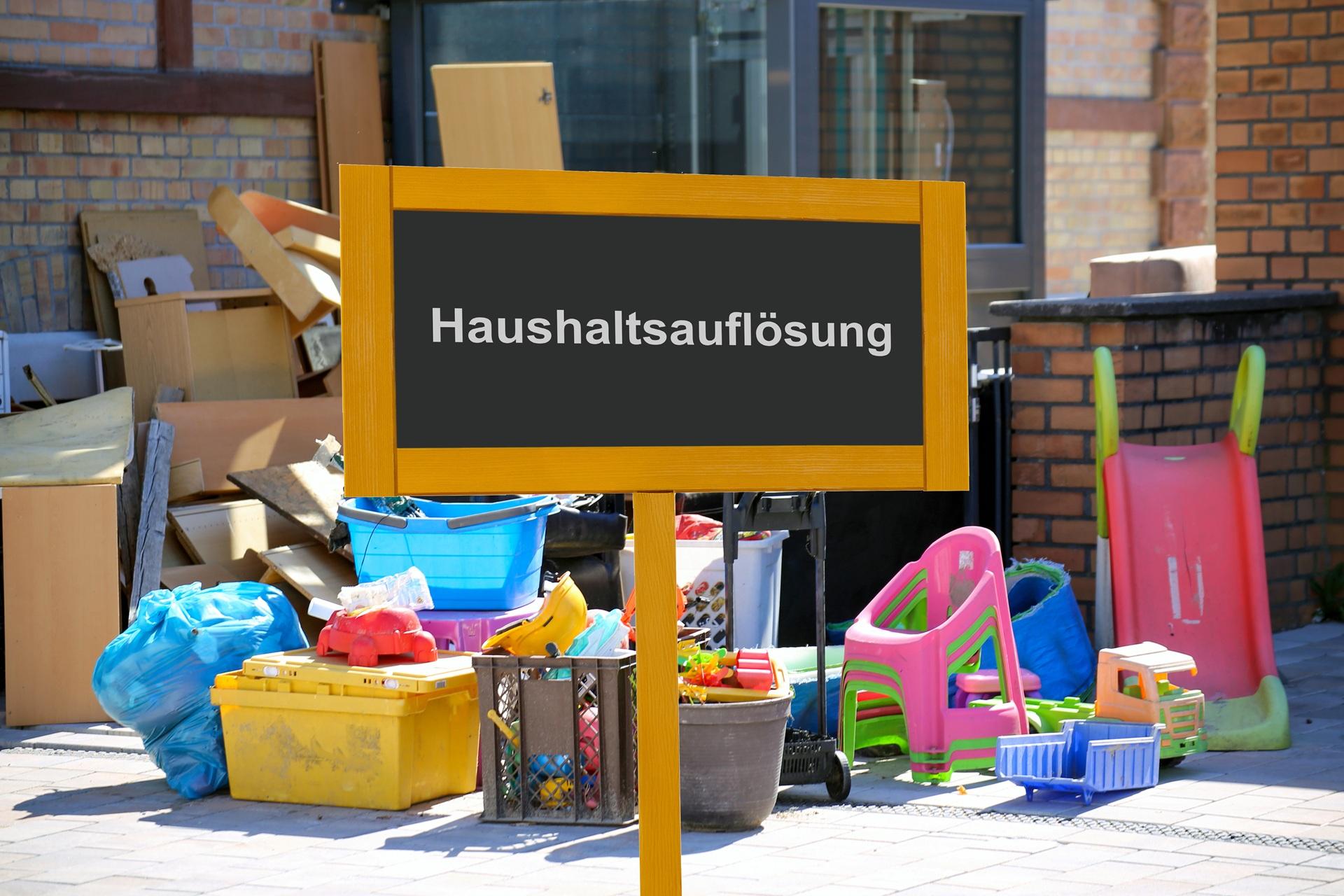 Schild Haushaltsaufloesung vor Haus mit Sperrmüll | Entrümpelung in Hamm