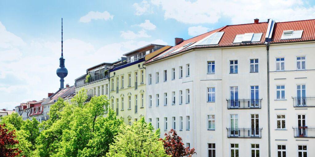 Wohnhaeuser in Berlin mit Fernsehturm im Hintergrund – Symbol fuer gepflegte Immobilien und Hauswartung Berlin