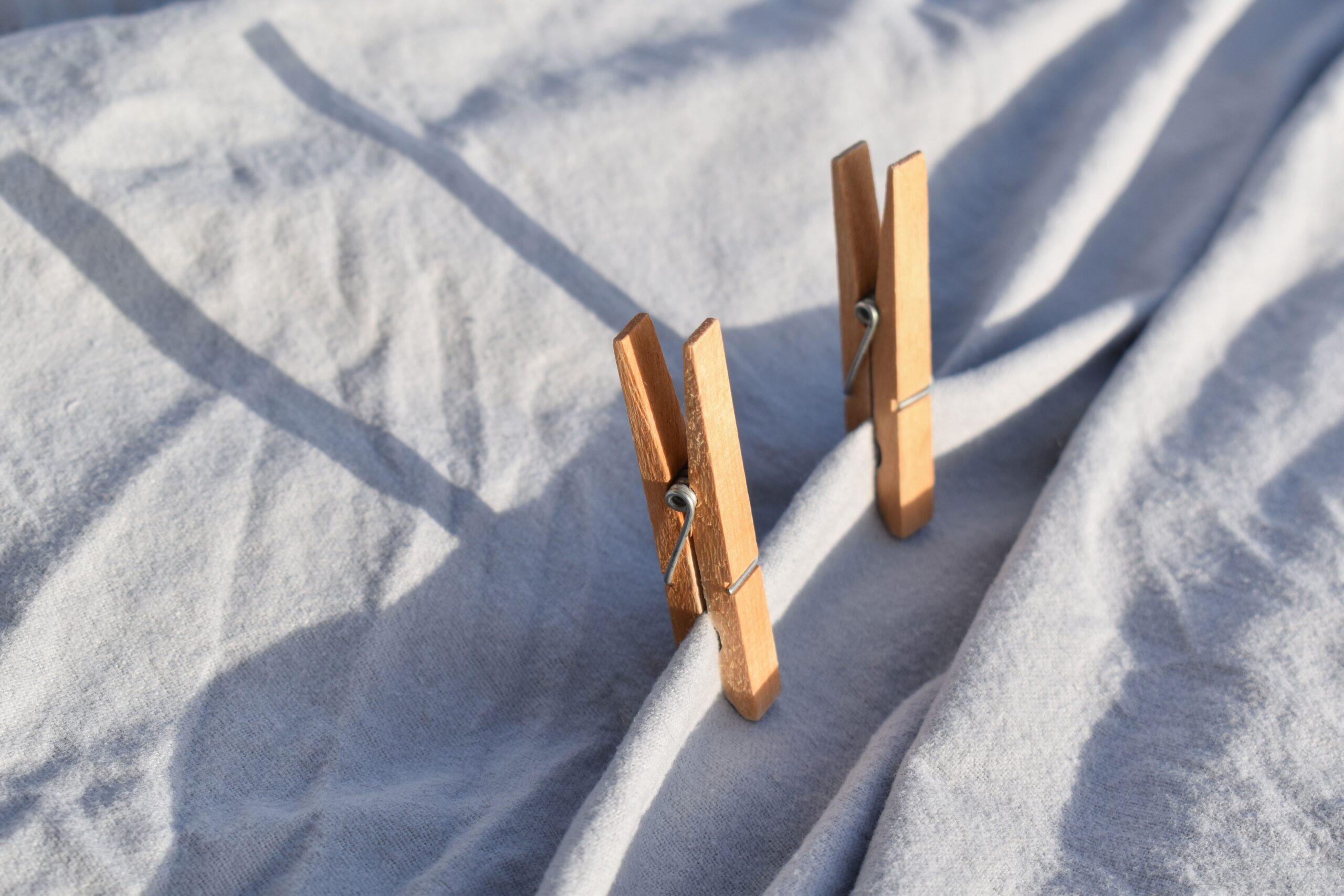 Spannbettlaken mit Wäscheklammern