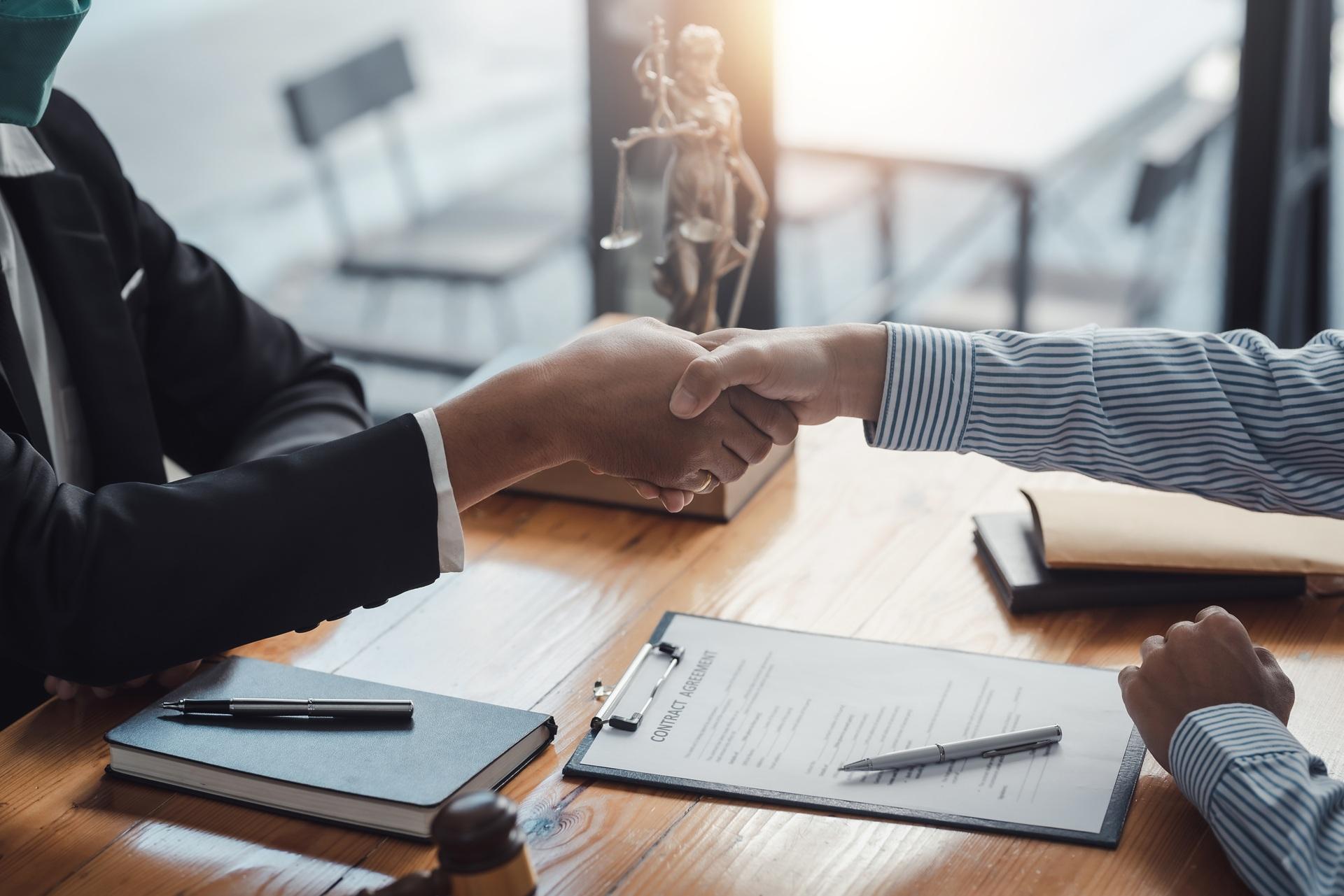 Zwei Geschäftsleute besiegeln Vertrag mit Handschlag | Anwalt Arbeitsrecht Bonn